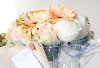 How much do people actually spend on wedding gifts?