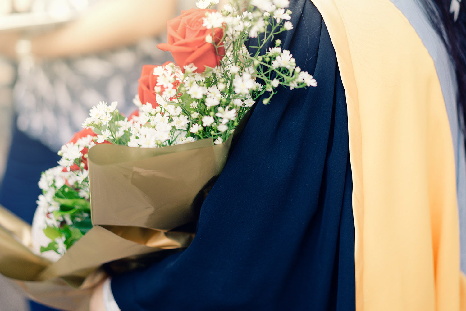 What to Write in a Graduation Card: 50+ Messages and Wishes