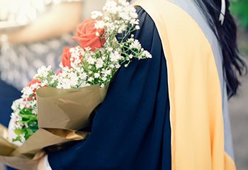 What to Write in a Graduation Card: 50+ Messages and Wishes