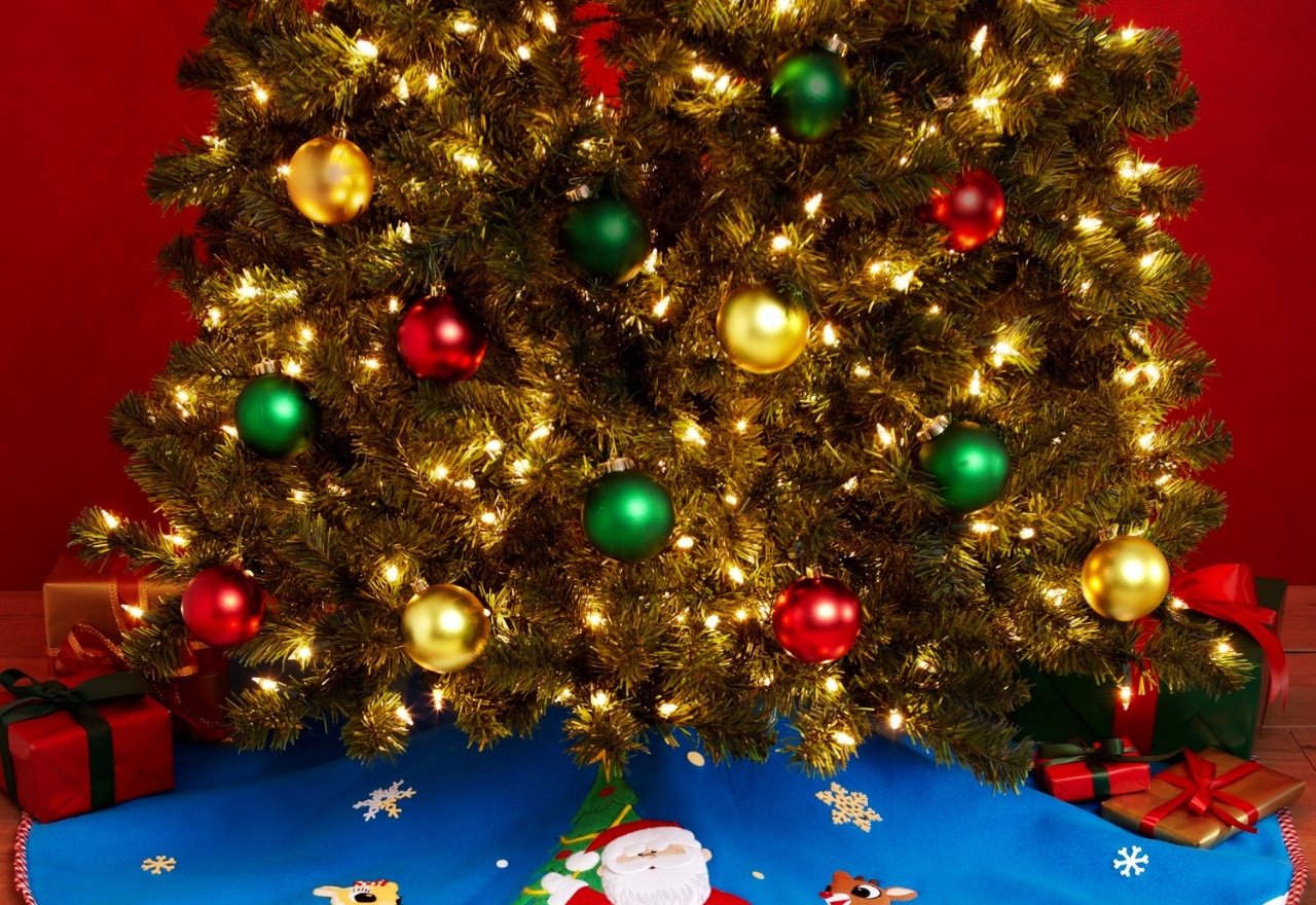 How to Decorate a Christmas Tree