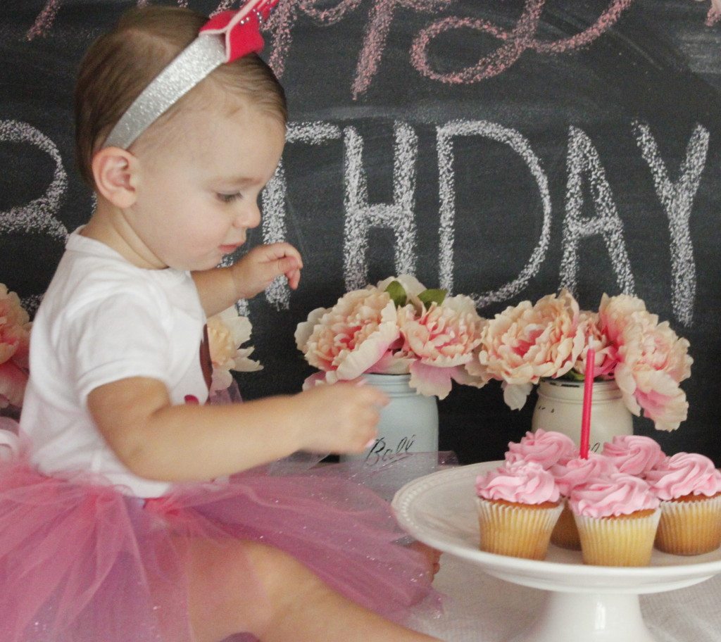 princess-kit-girl-with-cupcakes