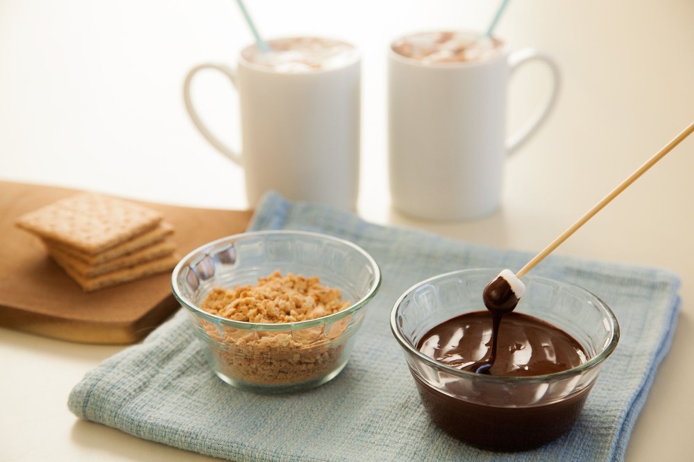 chocolate and graham crackers in bowls