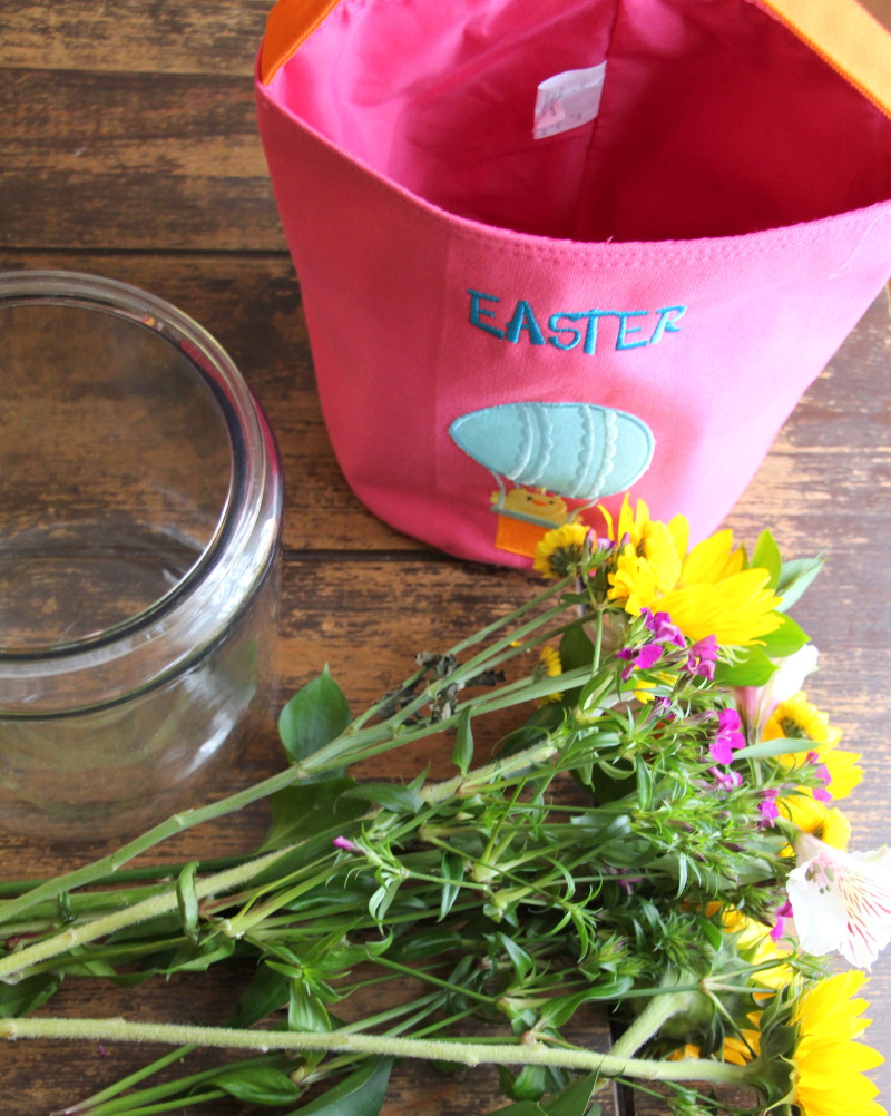 DIY Easter Centerpiece felt pot and flowers