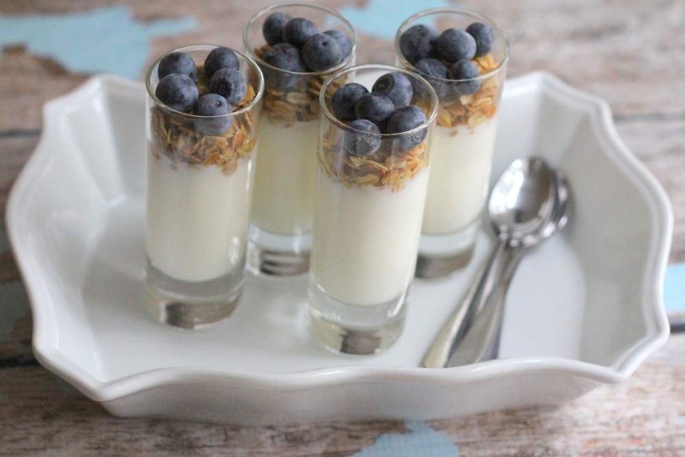 yogurt parfait with blueberries and granola